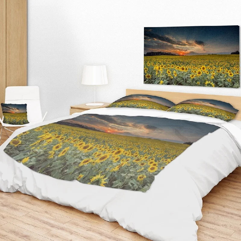 Designart 'Sunflower Sunset with Cloudy Sky' Landscape Fleece Throw Blanket